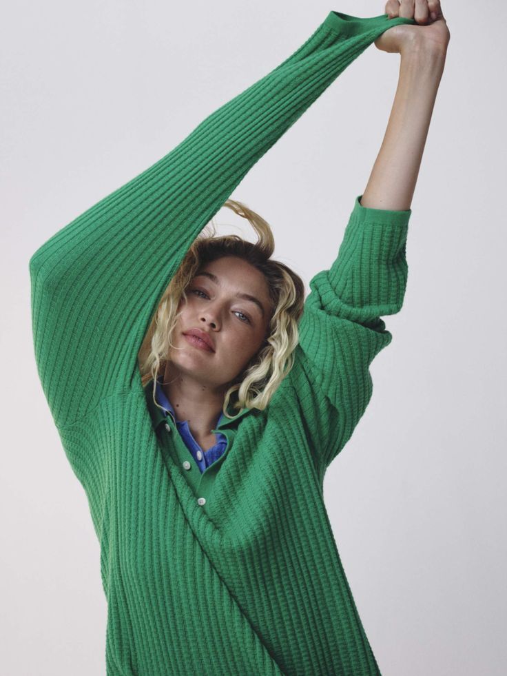 Крупной вязки, оверсайз и с вышивкой: 20 модных свитеров локальных брендов (фото 18)