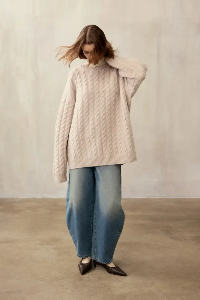 Крупной вязки, оверсайз и с вышивкой: 20 модных свитеров локальных брендов (фото 25)