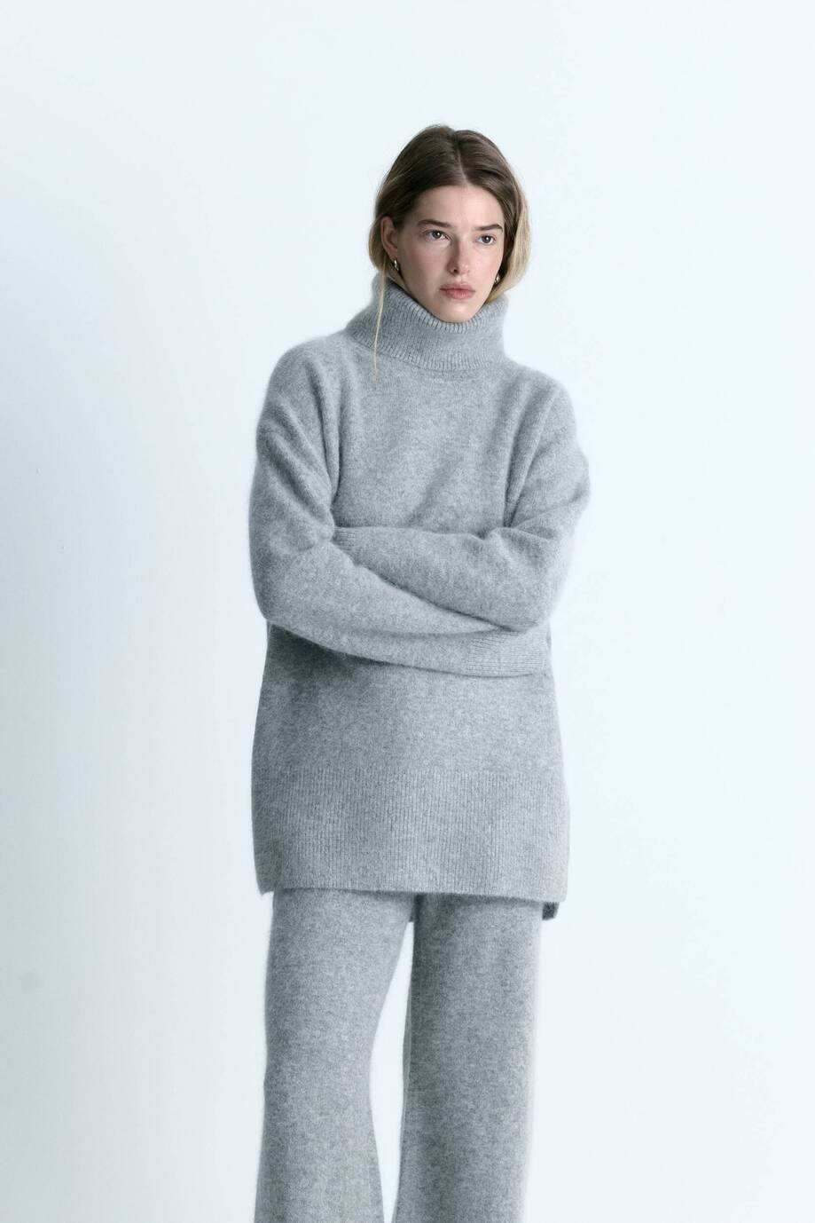 Крупной вязки, оверсайз и с вышивкой: 20 модных свитеров локальных брендов (фото 27)