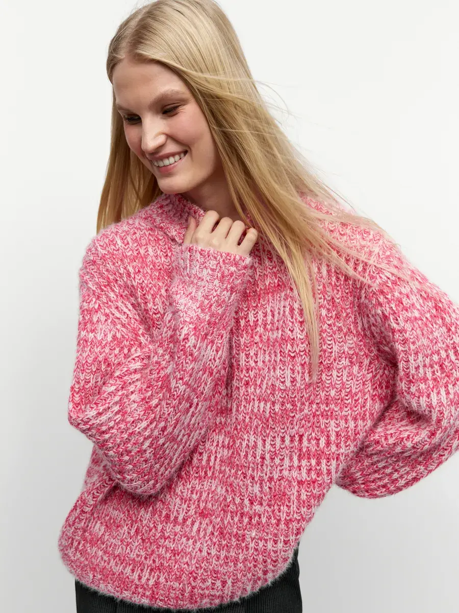 Крупной вязки, оверсайз и с вышивкой: 20 модных свитеров локальных брендов (фото 23)