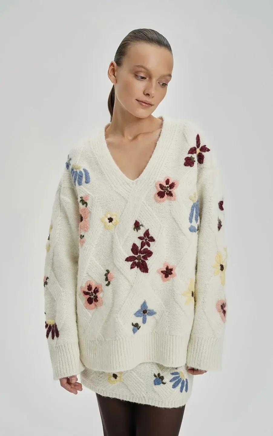 Крупной вязки, оверсайз и с вышивкой: 20 модных свитеров локальных брендов (фото 24)