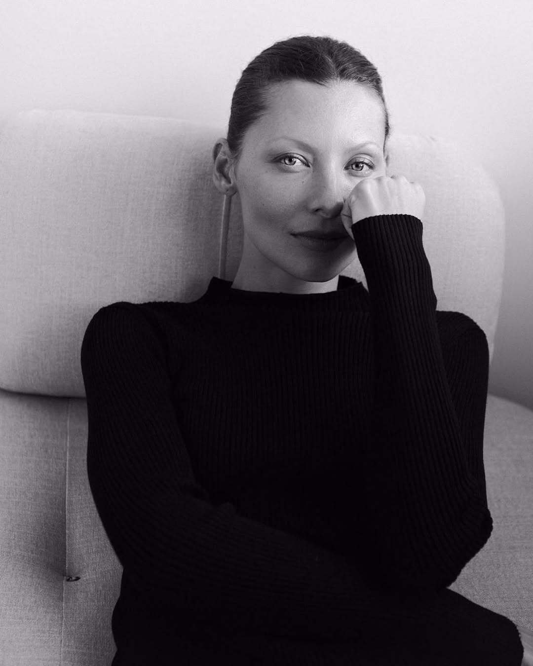 Редакция тестирует. Сияющие тени «Идеалистка» из коллаборации Russian Beauty Guru x Алена Моисеева (фото 1)