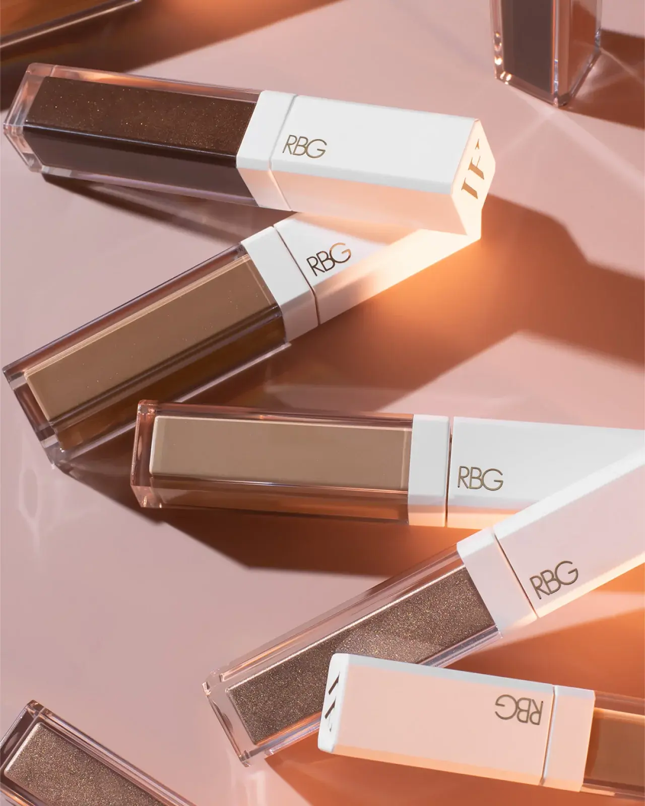 Редакция тестирует. Сияющие тени «Идеалистка» из коллаборации Russian Beauty Guru x Алена Моисеева (фото 4)