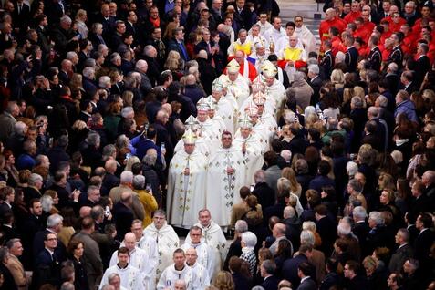 Торжественная месса и благодарность пожарным: как прошло открытие Нотр-Дама после пятилетней реставрации — в 20 фото (фото 17)