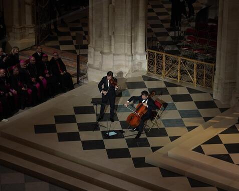 Торжественная месса и благодарность пожарным: как прошло открытие Нотр-Дама после пятилетней реставрации — в 20 фото (фото 22)