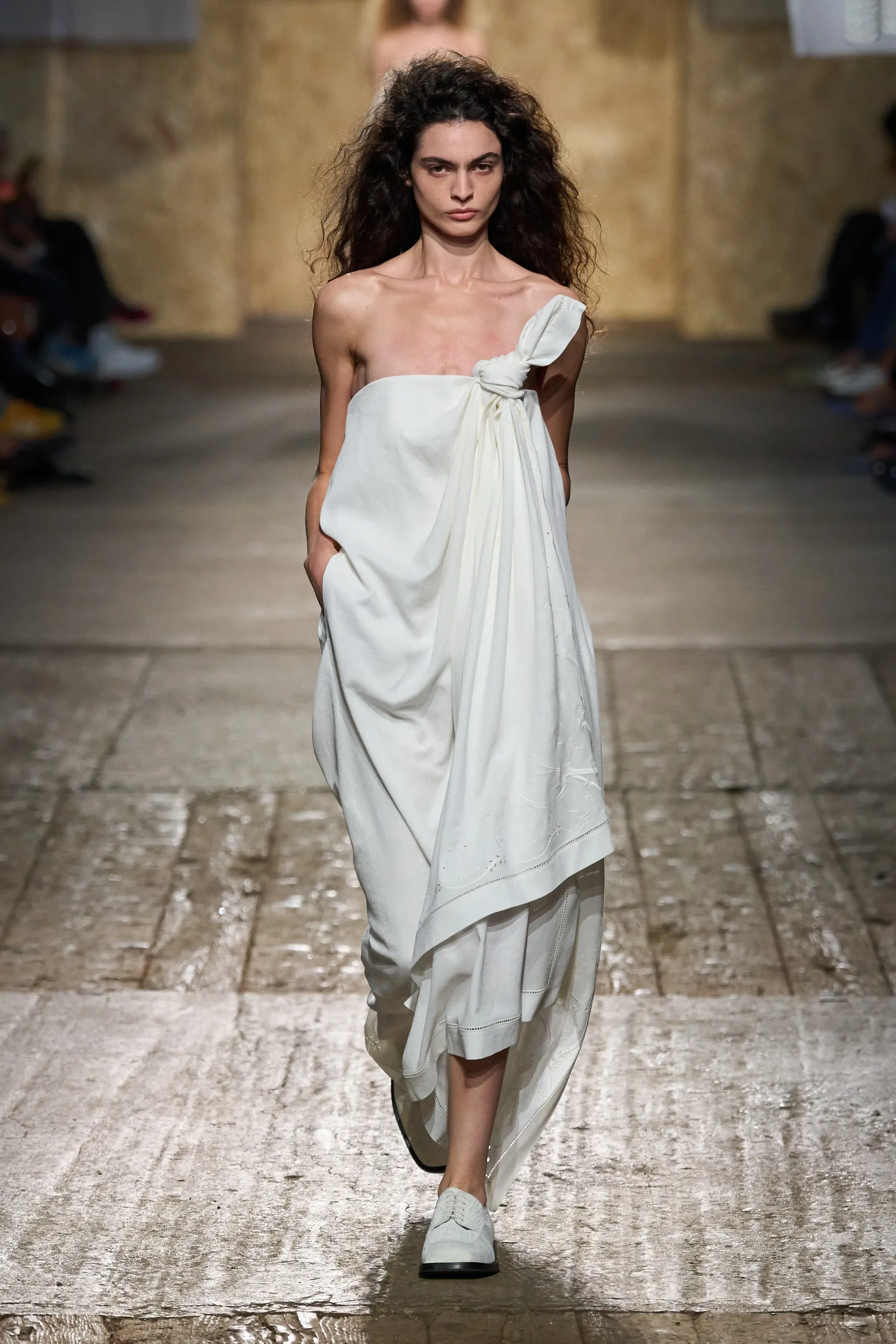 Saint Laurent, Miu Miu и Undercover: лучшие подиумные коллекции 2024 года. Выбор авторов тг-каналов (фото 23)