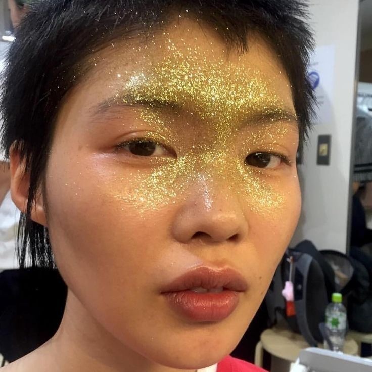 Goddess energy: тренд на золотой макияж греческой богини — носим как Хейли Бибер, Жизель Бундхен и Бекки Джи (фото 10)