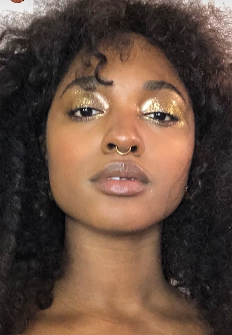 Goddess energy: тренд на золотой макияж греческой богини — носим как Хейли Бибер, Жизель Бундхен и Бекки Джи (фото 31)