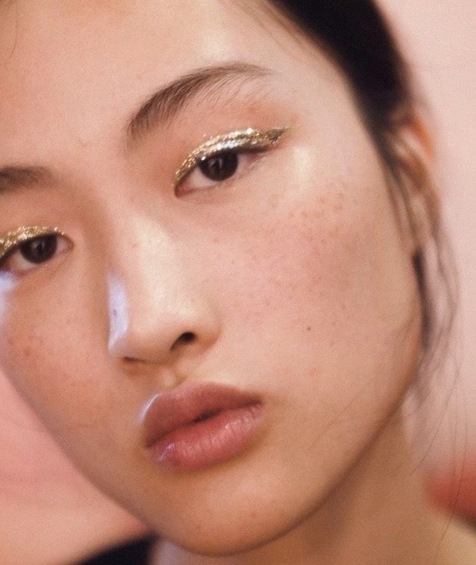 Goddess energy: тренд на золотой макияж греческой богини — носим как Хейли Бибер, Жизель Бундхен и Бекки Джи (фото 24)