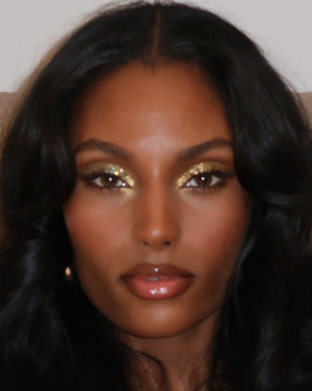 Goddess energy: тренд на золотой макияж греческой богини — носим как Хейли Бибер, Жизель Бундхен и Бекки Джи (фото 22)