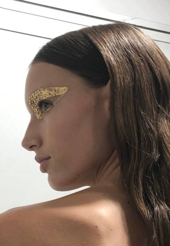 Goddess energy: тренд на золотой макияж греческой богини — носим как Хейли Бибер, Жизель Бундхен и Бекки Джи (фото 17)