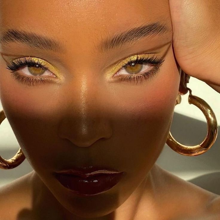 Goddess energy: тренд на золотой макияж греческой богини — носим как Хейли Бибер, Жизель Бундхен и Бекки Джи (фото 26)