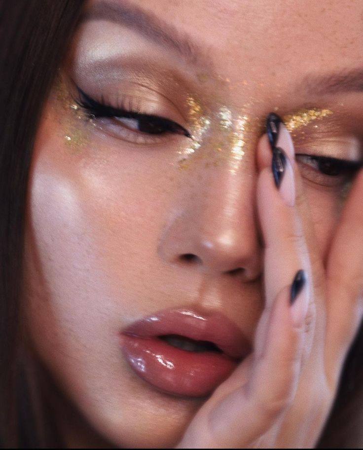 Goddess energy: тренд на золотой макияж греческой богини — носим как Хейли Бибер, Жизель Бундхен и Бекки Джи (фото 20)