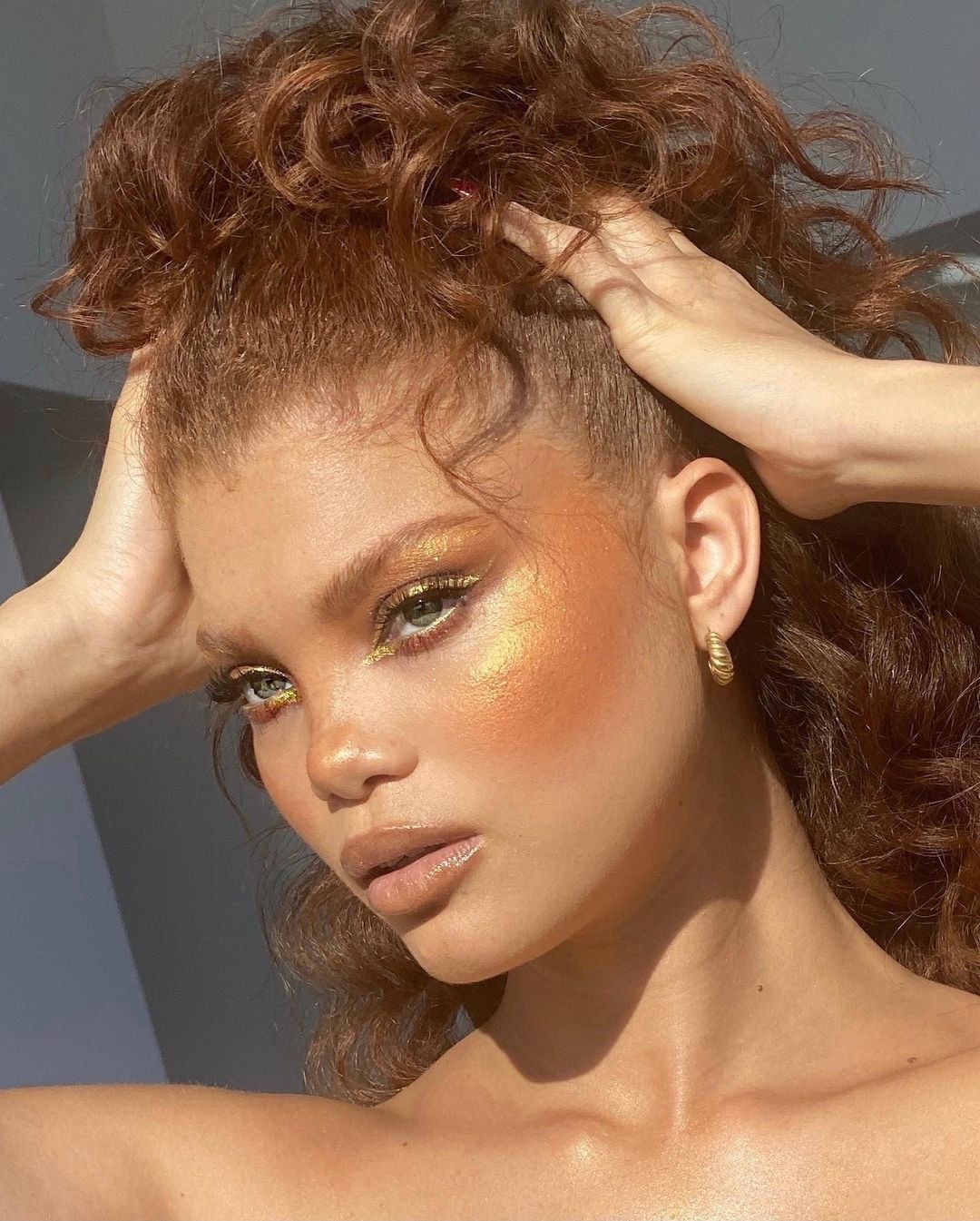 Goddess energy: тренд на золотой макияж греческой богини — носим как Хейли Бибер, Жизель Бундхен и Бекки Джи (фото 25)