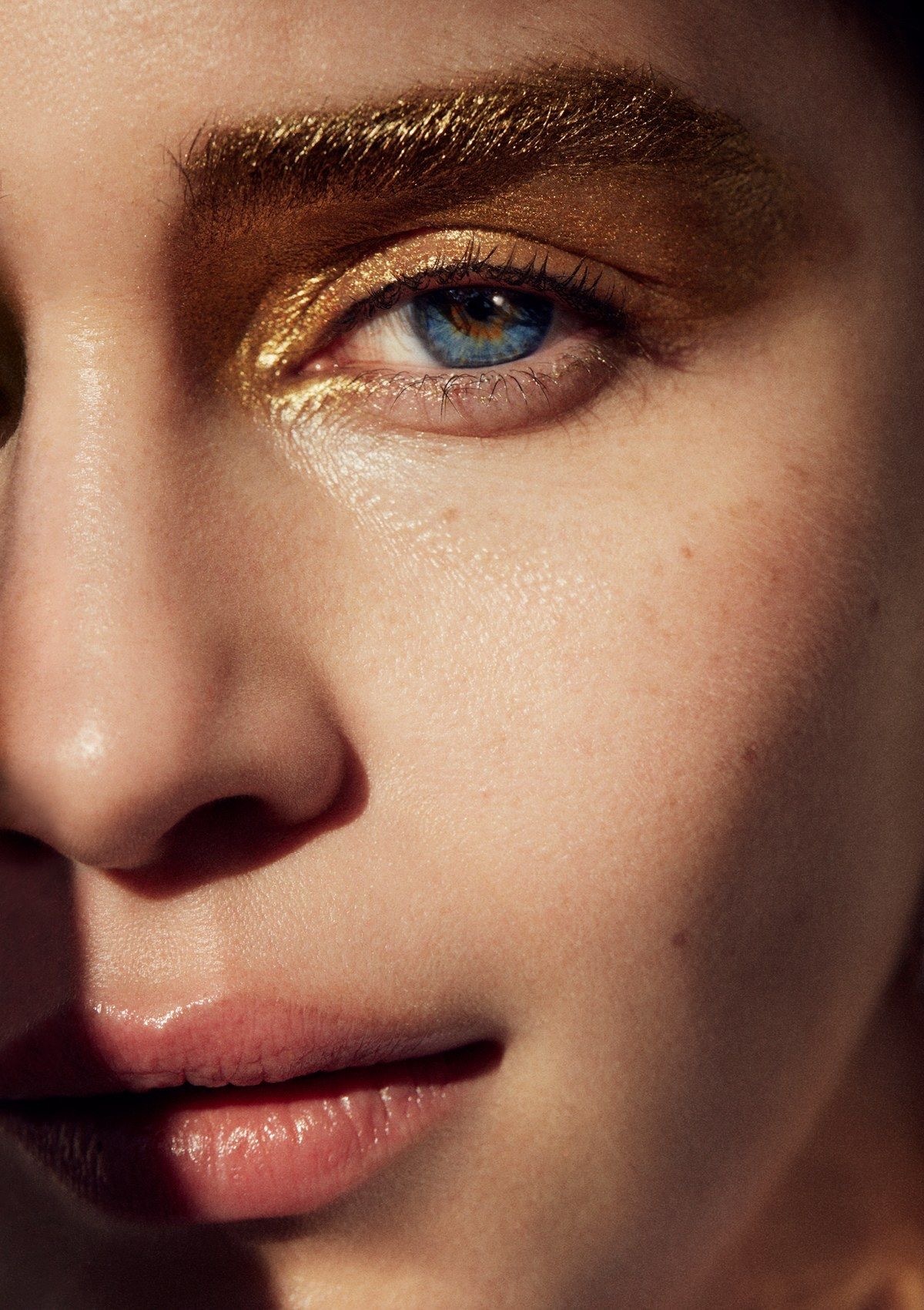 Goddess energy: тренд на золотой макияж греческой богини — носим как Хейли Бибер, Жизель Бундхен и Бекки Джи (фото 16)