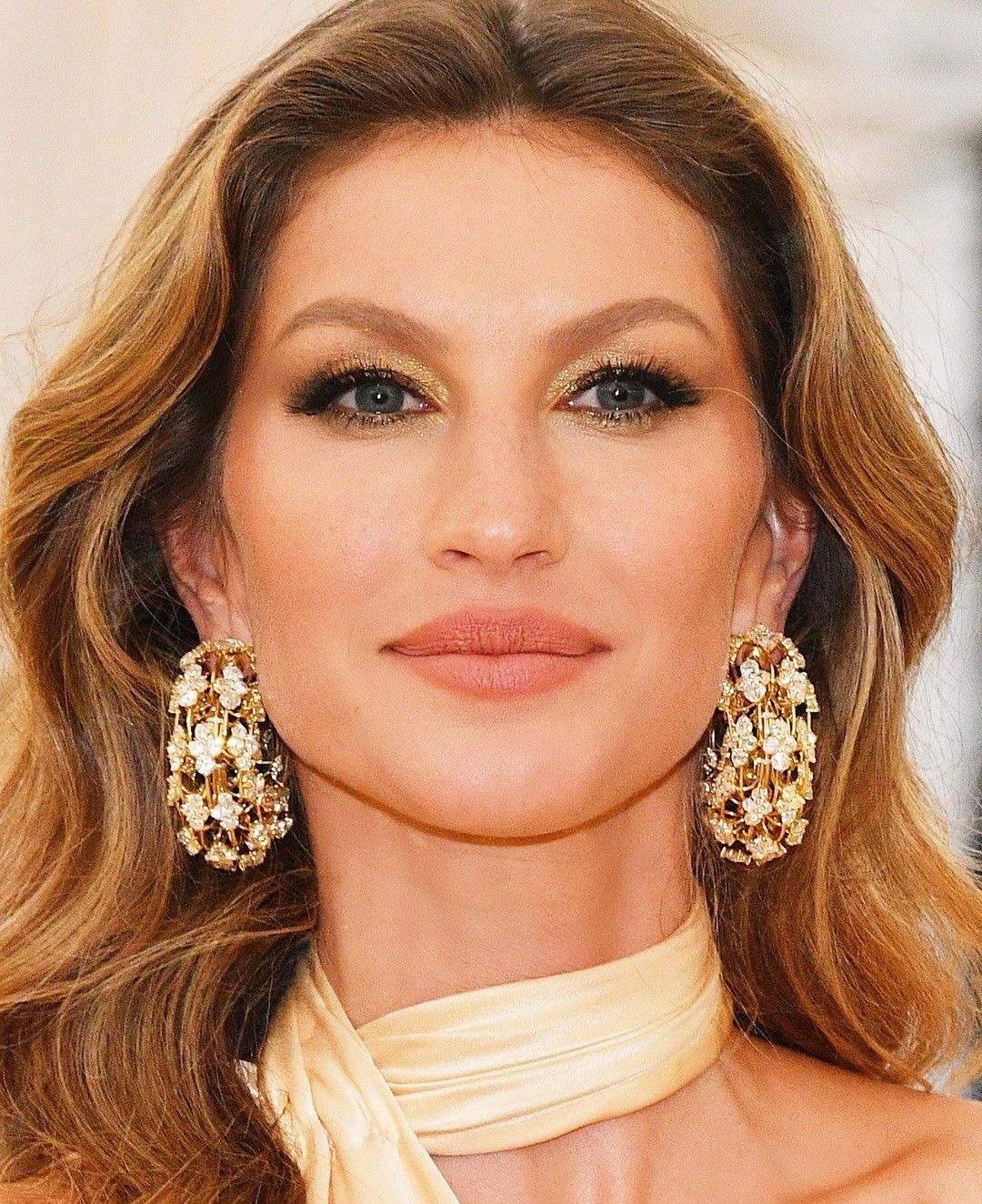 Goddess energy: тренд на золотой макияж греческой богини — носим как Хейли Бибер, Жизель Бундхен и Бекки Джи (фото 8)