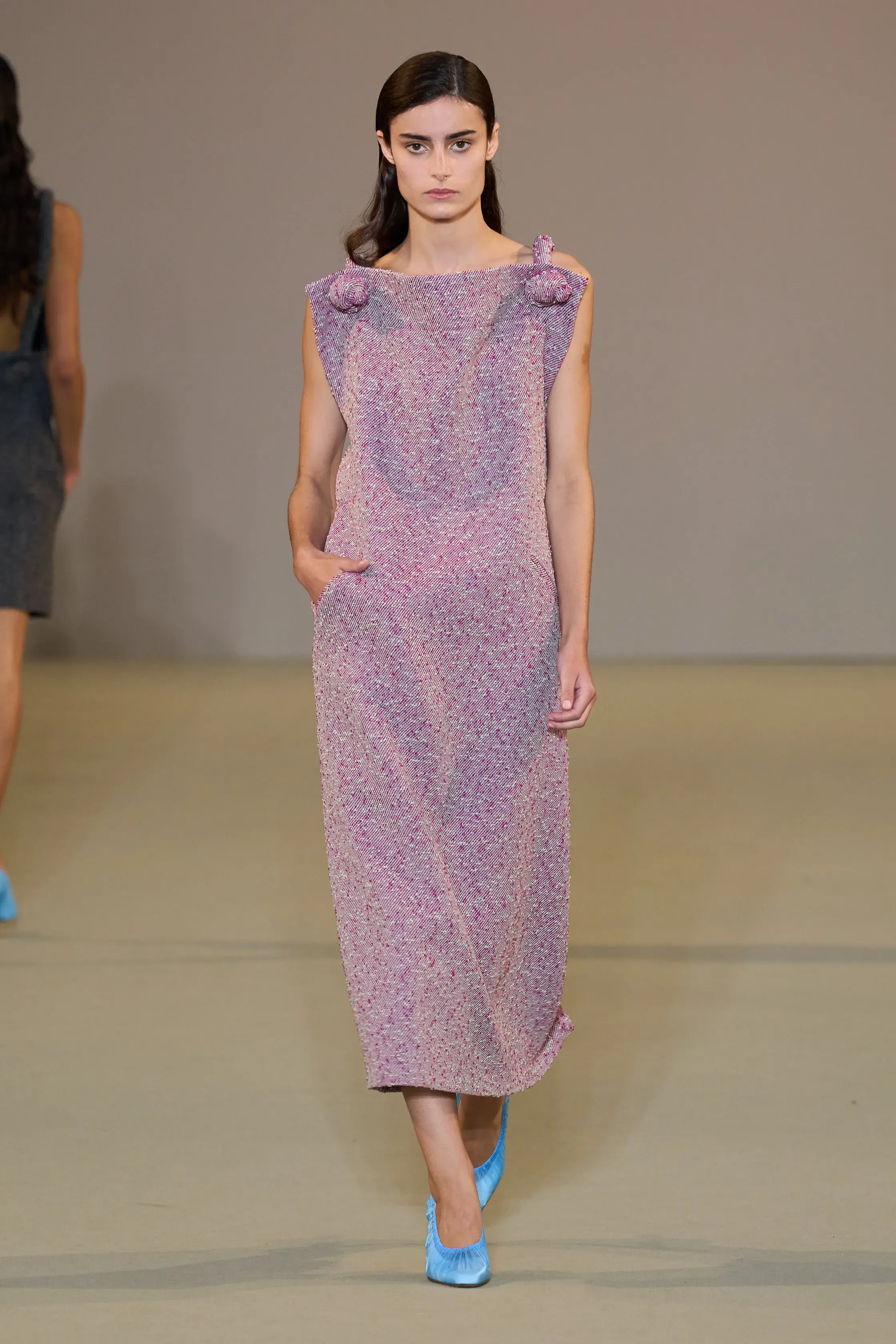 Mocha Mousse, пудровый розовый и золота тонны — палитра весна-лето 2025 (фото 24)