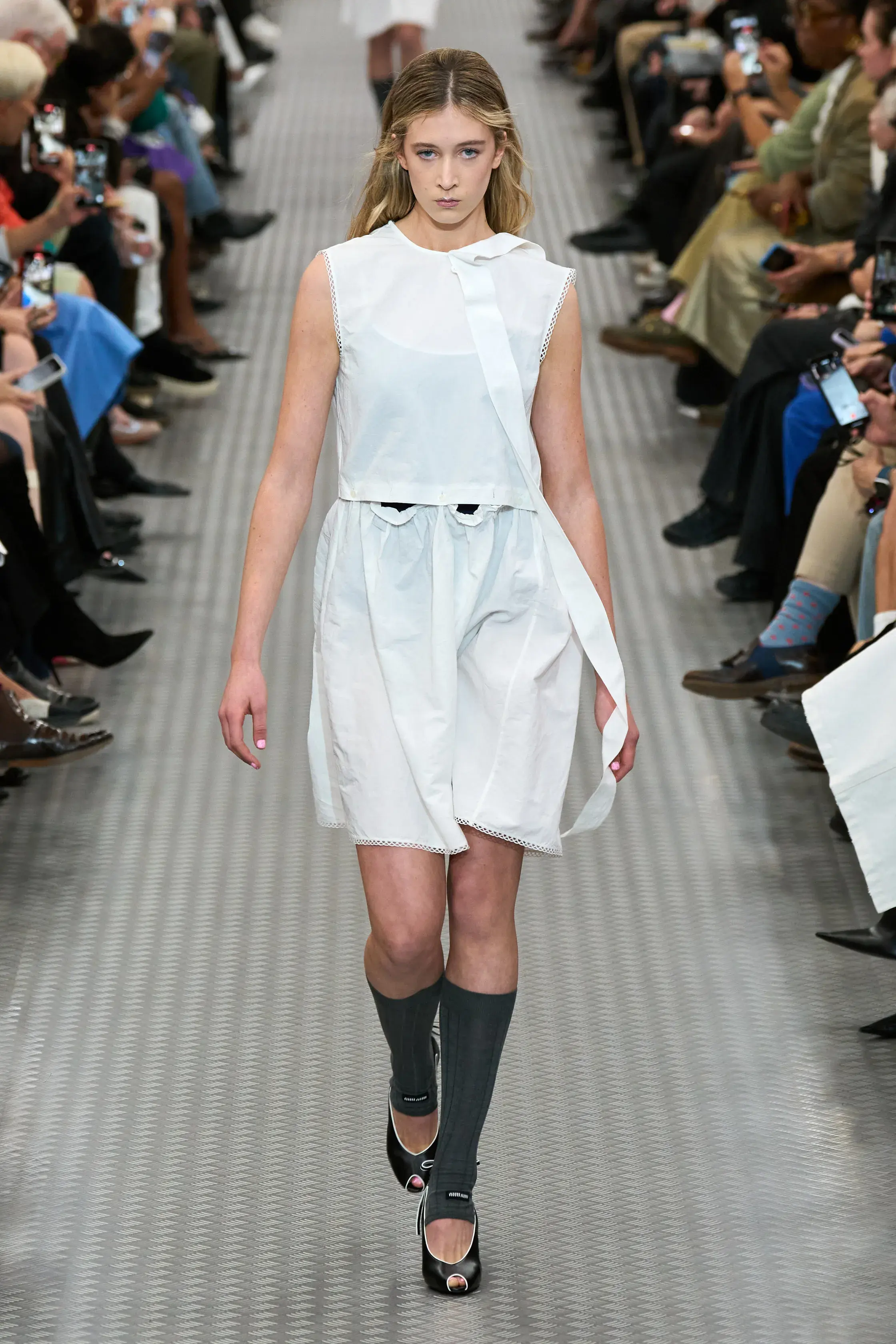 Mocha Mousse, пудровый розовый и золота тонны — палитра весна-лето 2025 (фото 9)