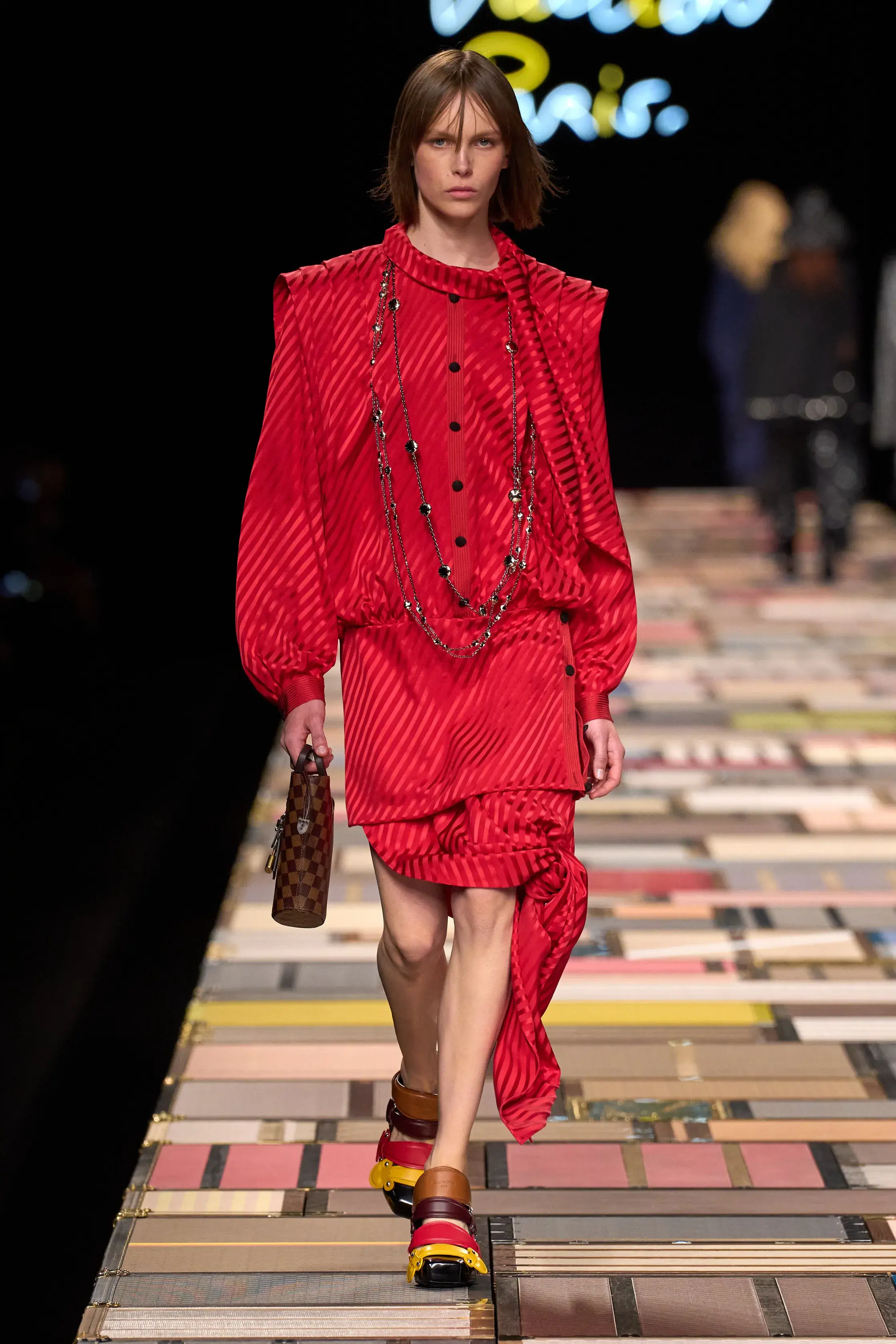 Mocha Mousse, пудровый розовый и золота тонны — палитра весна-лето 2025 (фото 41)