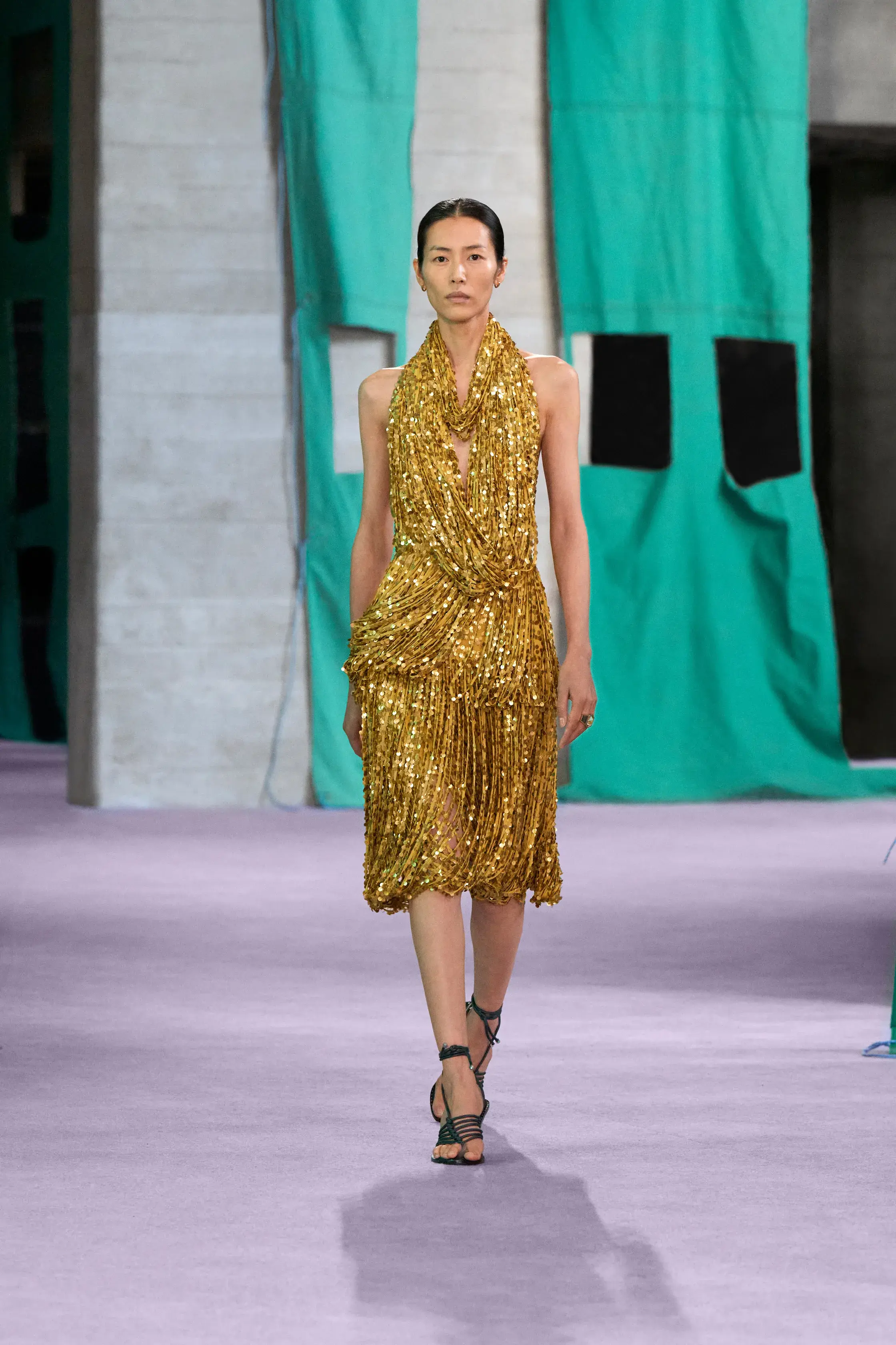 Mocha Mousse, пудровый розовый и золота тонны — палитра весна-лето 2025 (фото 35)