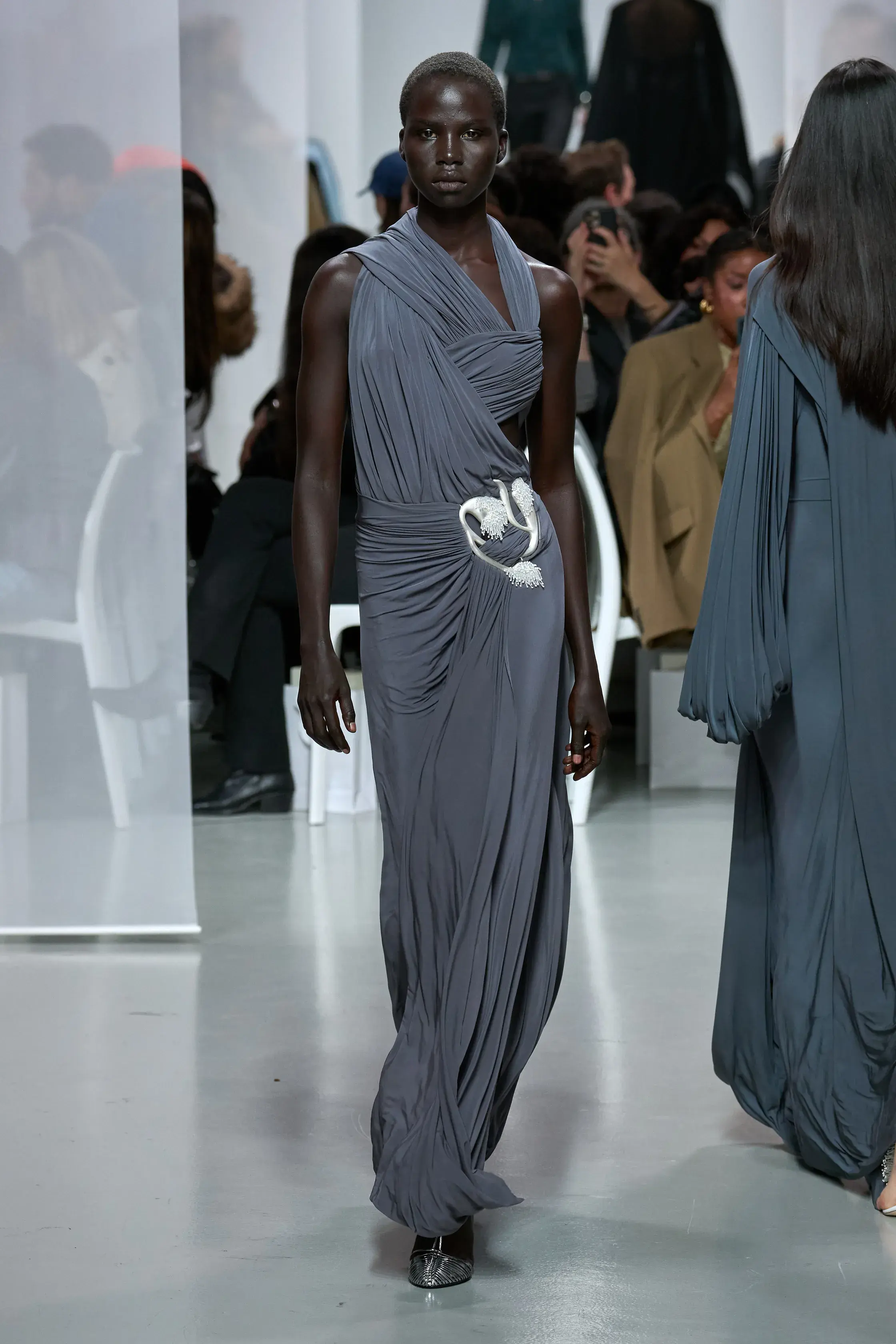 Mocha Mousse, пудровый розовый и золота тонны — палитра весна-лето 2025 (фото 22)