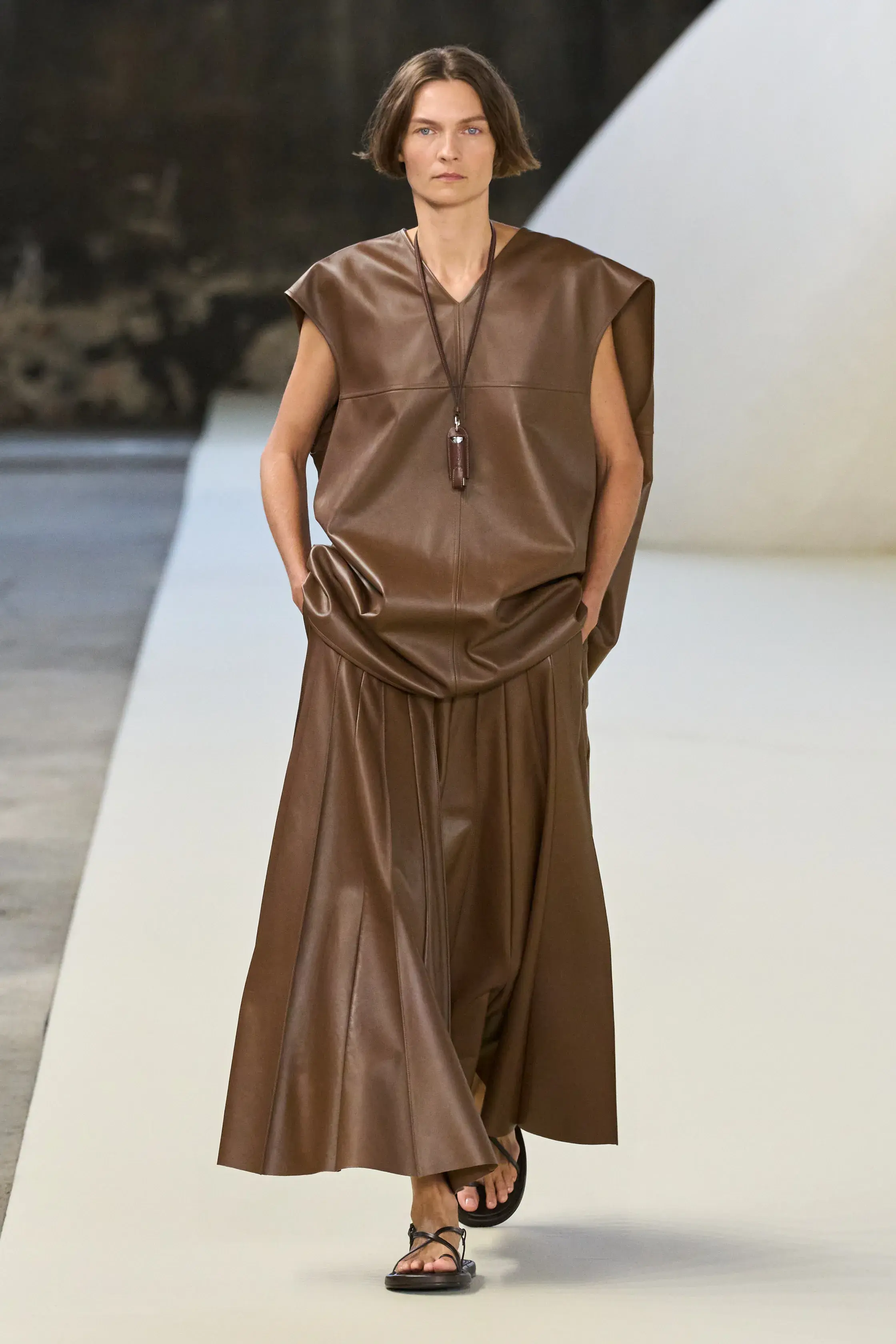 Mocha Mousse, пудровый розовый и золота тонны — палитра весна-лето 2025 (фото 6)