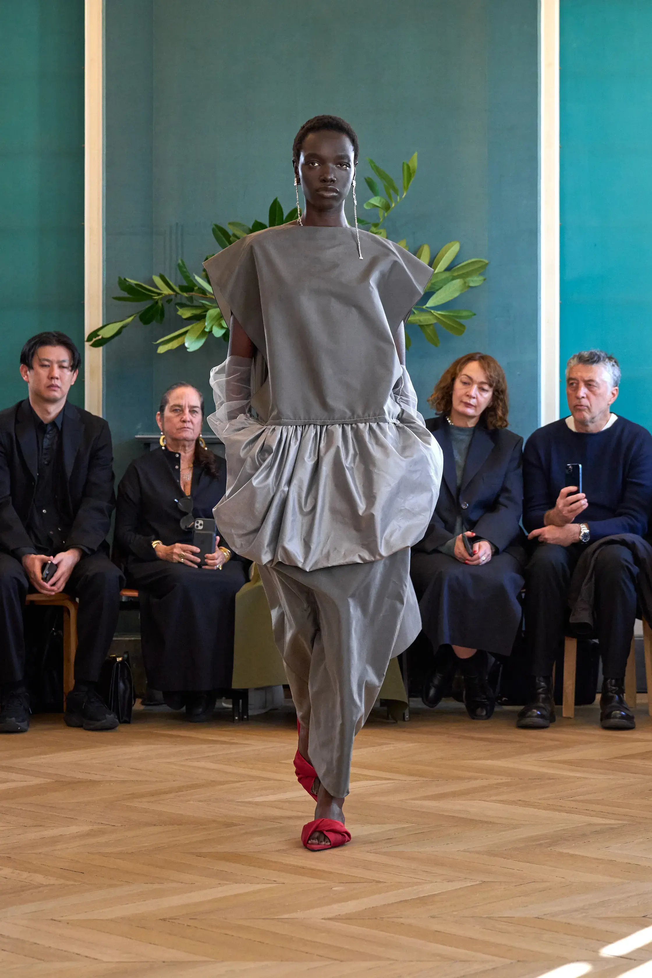 Mocha Mousse, пудровый розовый и золота тонны — палитра весна-лето 2025 (фото 23)