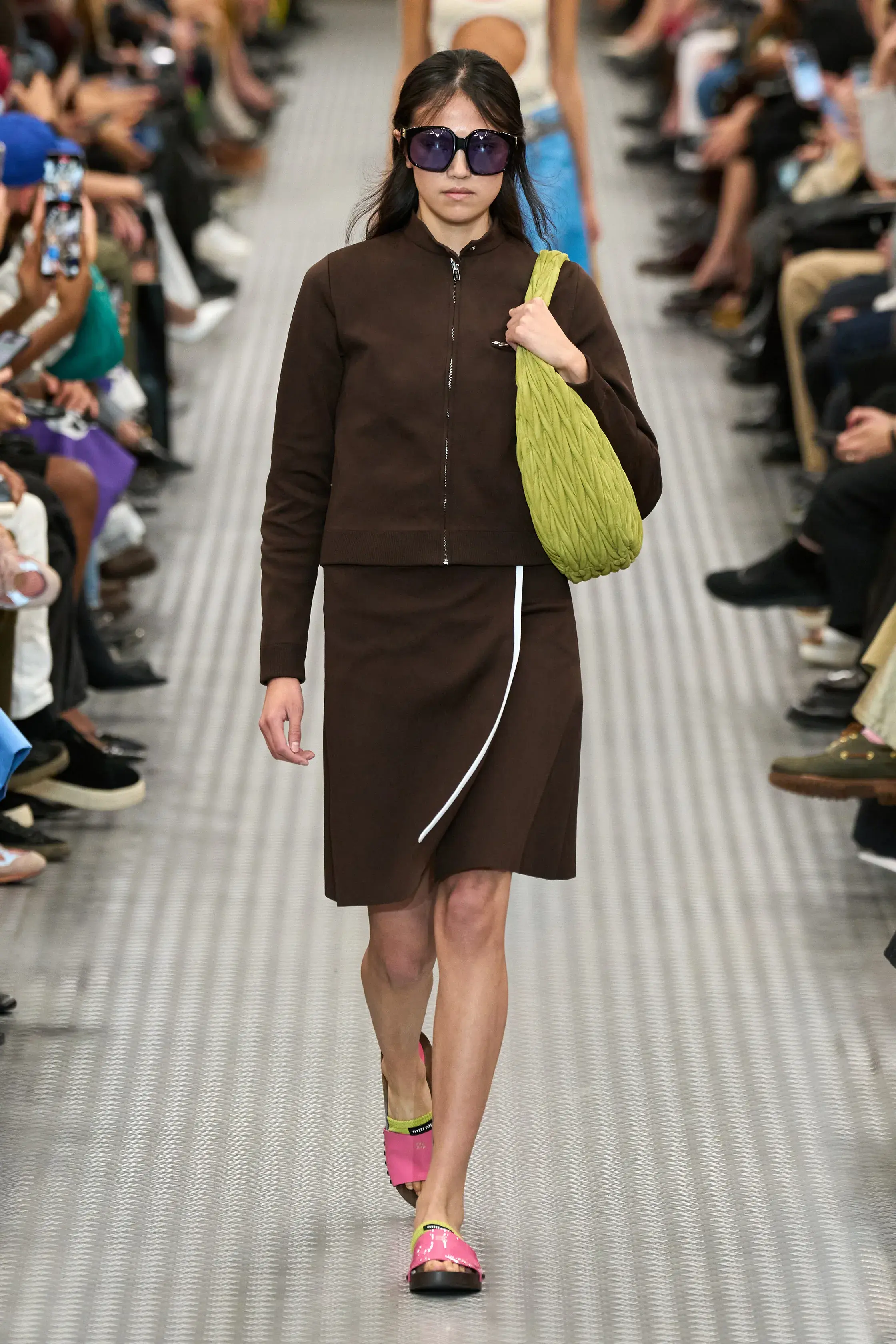 Mocha Mousse, пудровый розовый и золота тонны — палитра весна-лето 2025 (фото 1)