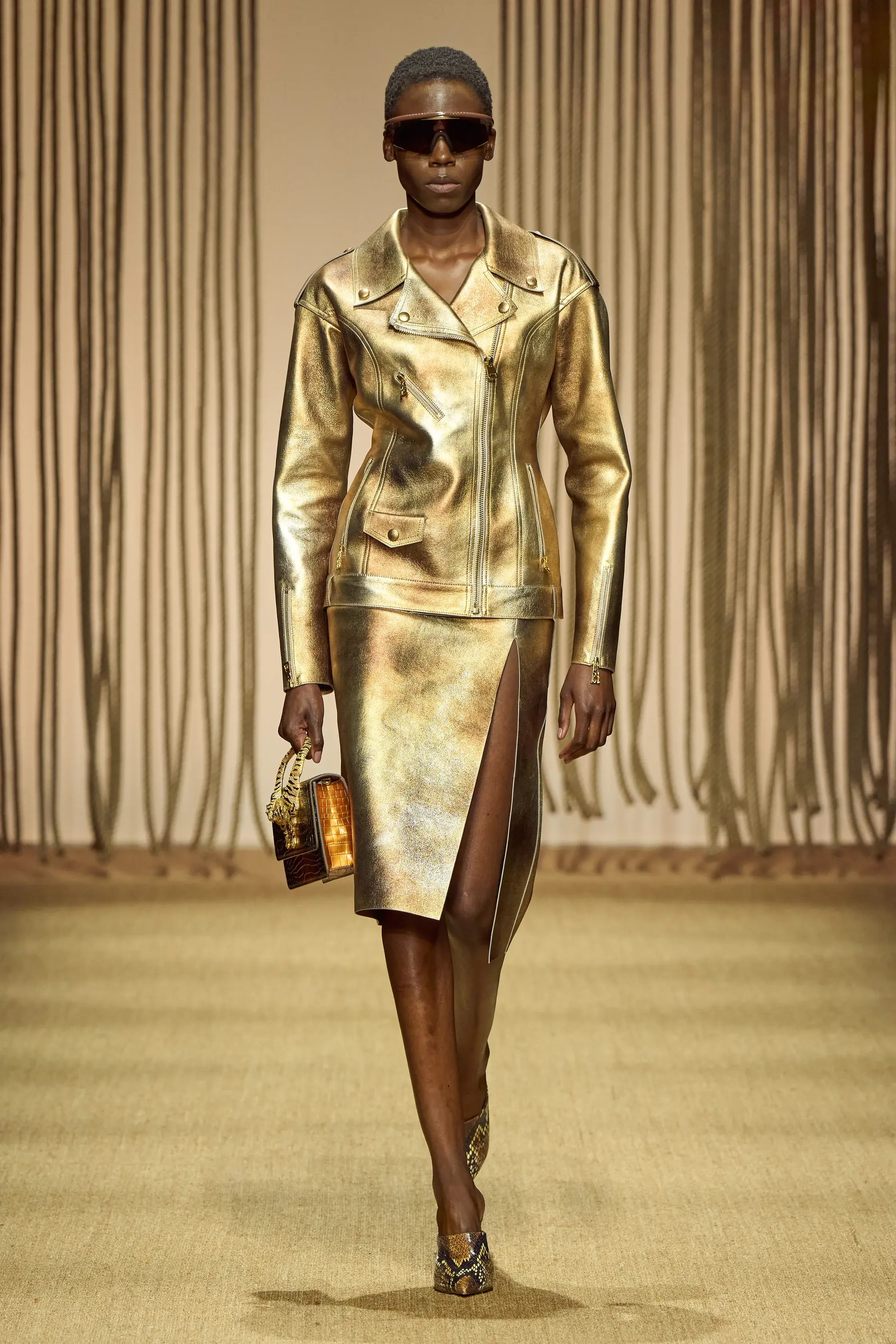 Mocha Mousse, пудровый розовый и золота тонны — палитра весна-лето 2025 (фото 39)