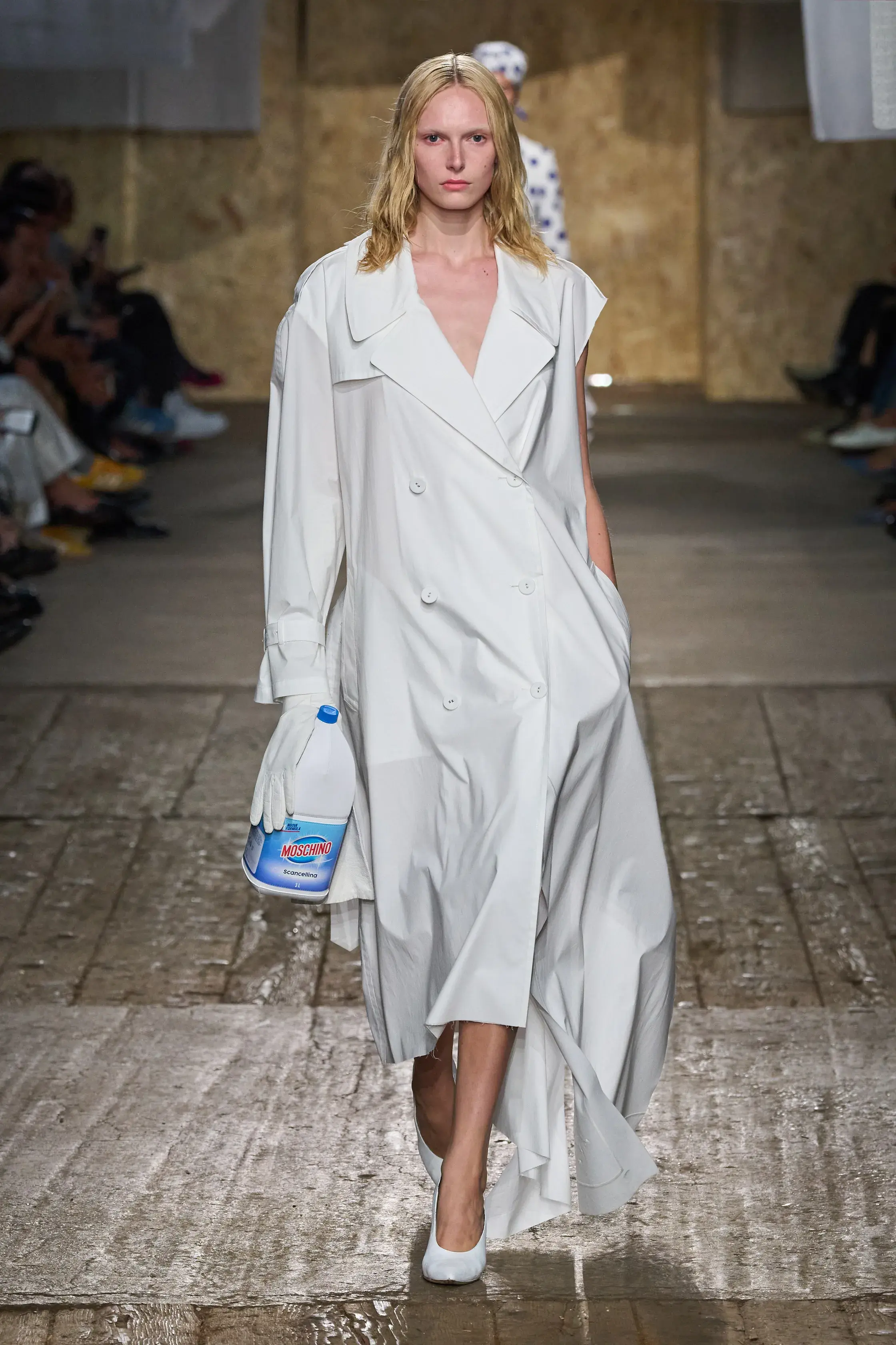 Mocha Mousse, пудровый розовый и золота тонны — палитра весна-лето 2025 (фото 11)