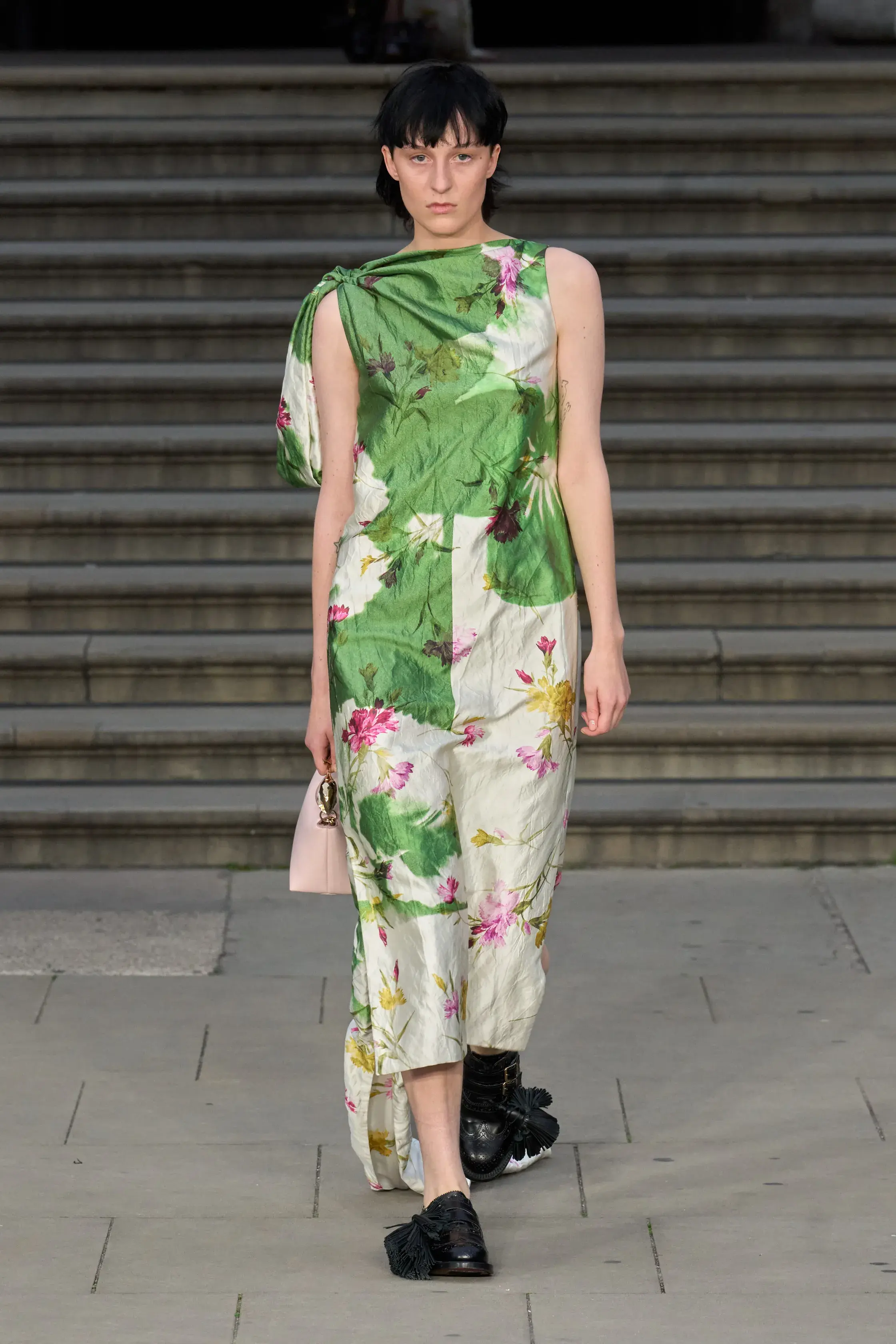 Mocha Mousse, пудровый розовый и золота тонны — палитра весна-лето 2025 (фото 33)