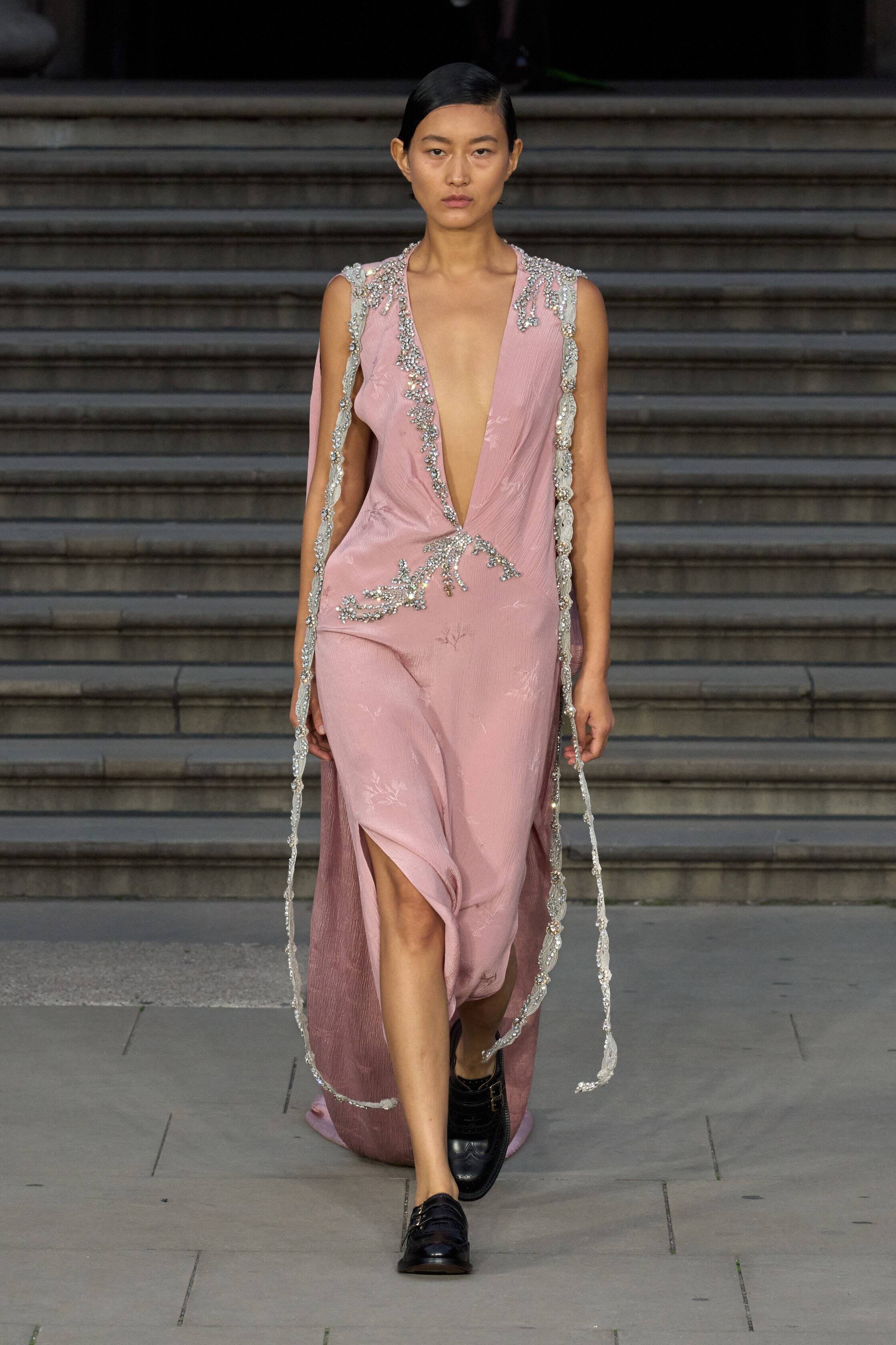 Mocha Mousse, пудровый розовый и золота тонны — палитра весна-лето 2025 (фото 17)