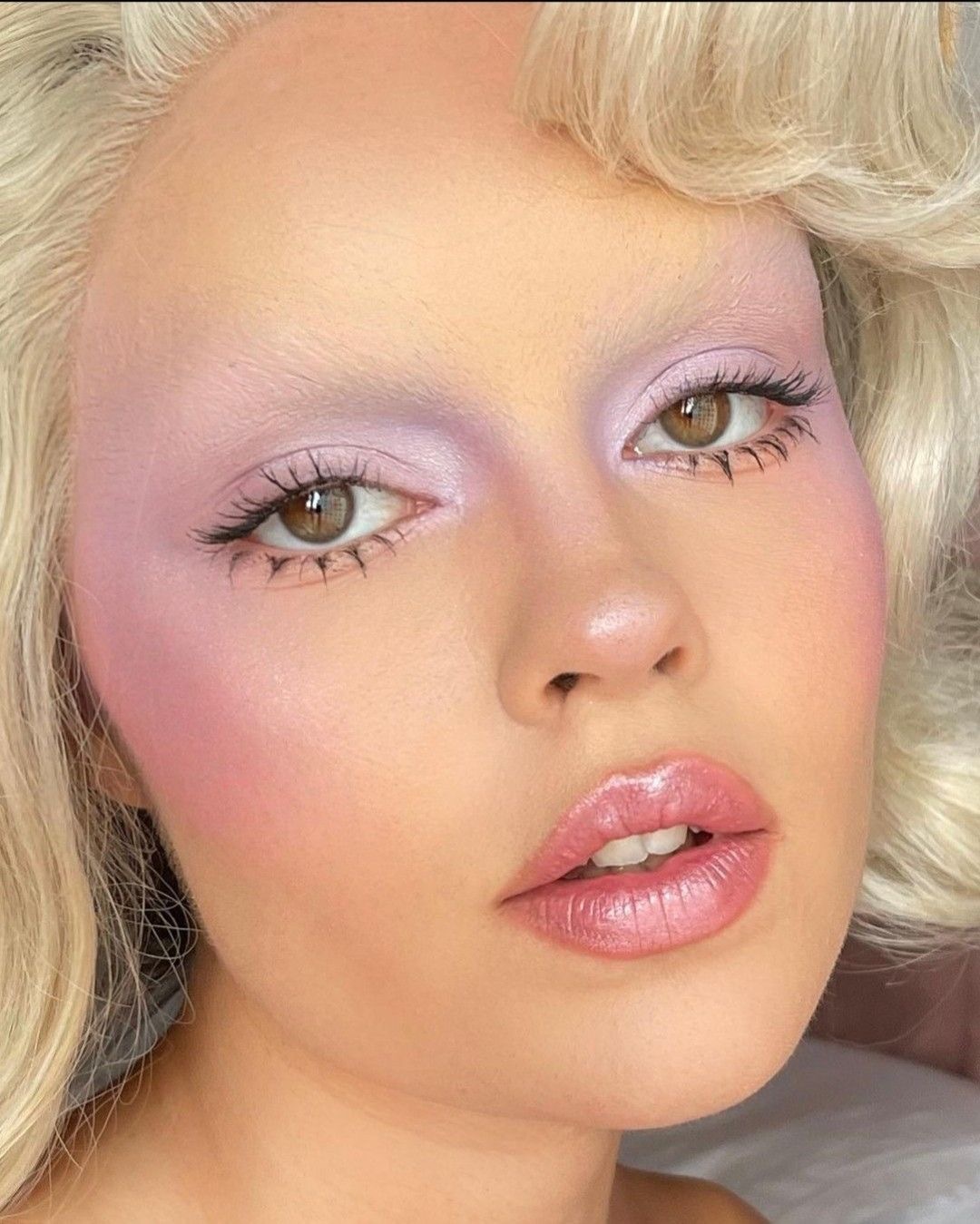 Dolled Up: тренд на кукольный макияж в День всех влюбленных — носим как Люси Бойнтон и Мэделин Петш (фото 9)