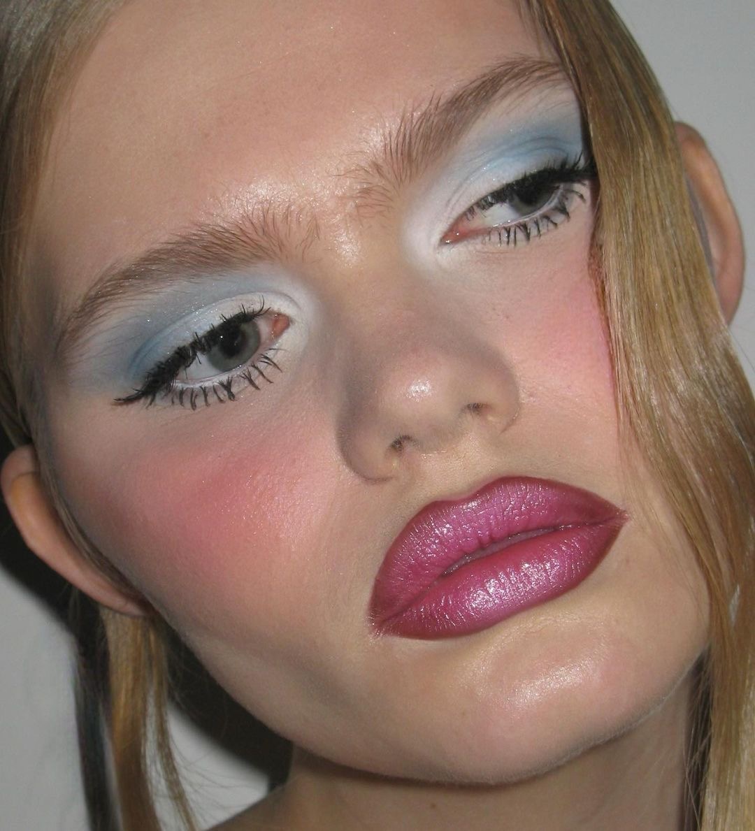 Dolled Up: тренд на кукольный макияж в День всех влюбленных — носим как Люси Бойнтон и Мэделин Петш (фото 23)