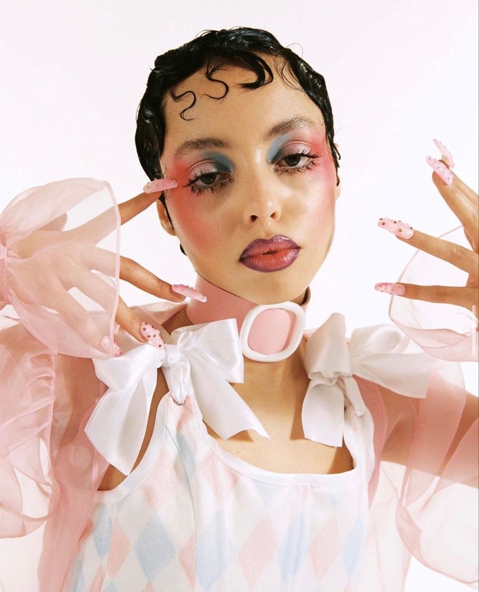 Dolled Up: тренд на кукольный макияж в День всех влюбленных — носим как Люси Бойнтон и Мэделин Петш (фото 24)