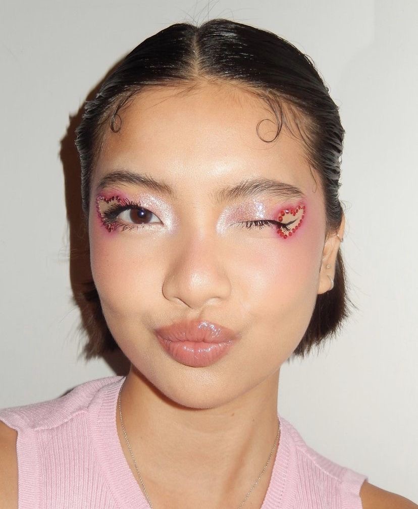 Dolled Up: тренд на кукольный макияж в День всех влюбленных — носим как Люси Бойнтон и Мэделин Петш (фото 16)