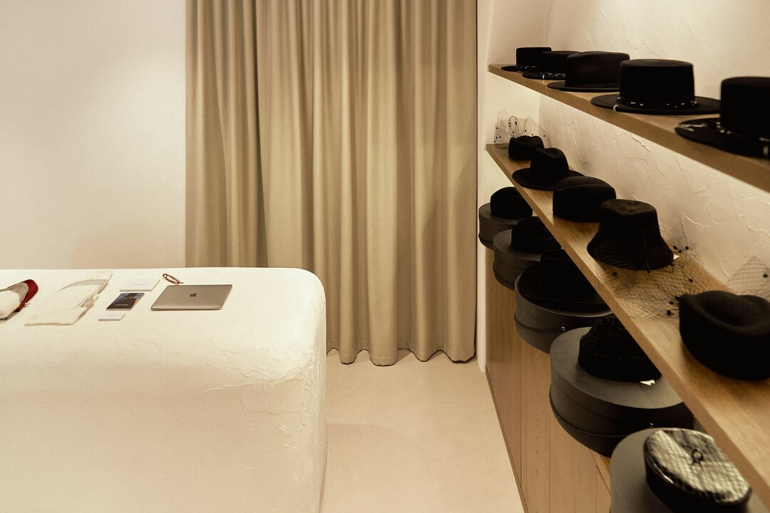 Белокаменные стены, дубовые ниши и тренд на русскость: каким получился первый флагман Cocoshnick Headdress в Москве (фото 2)