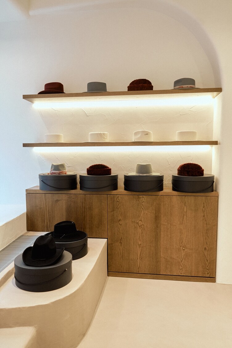 Белокаменные стены, дубовые ниши и тренд на русскость: каким получился первый флагман Cocoshnick Headdress в Москве (фото 3)