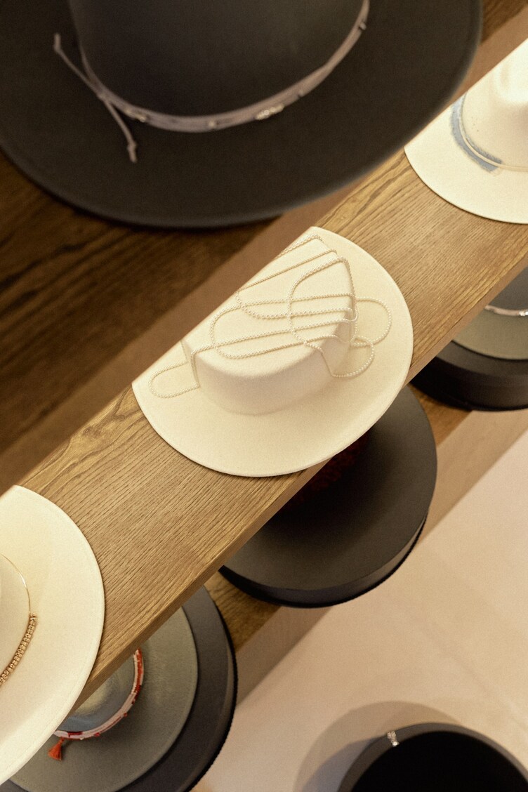 Белокаменные стены, дубовые ниши и тренд на русскость: каким получился первый флагман Cocoshnick Headdress в Москве (фото 7)