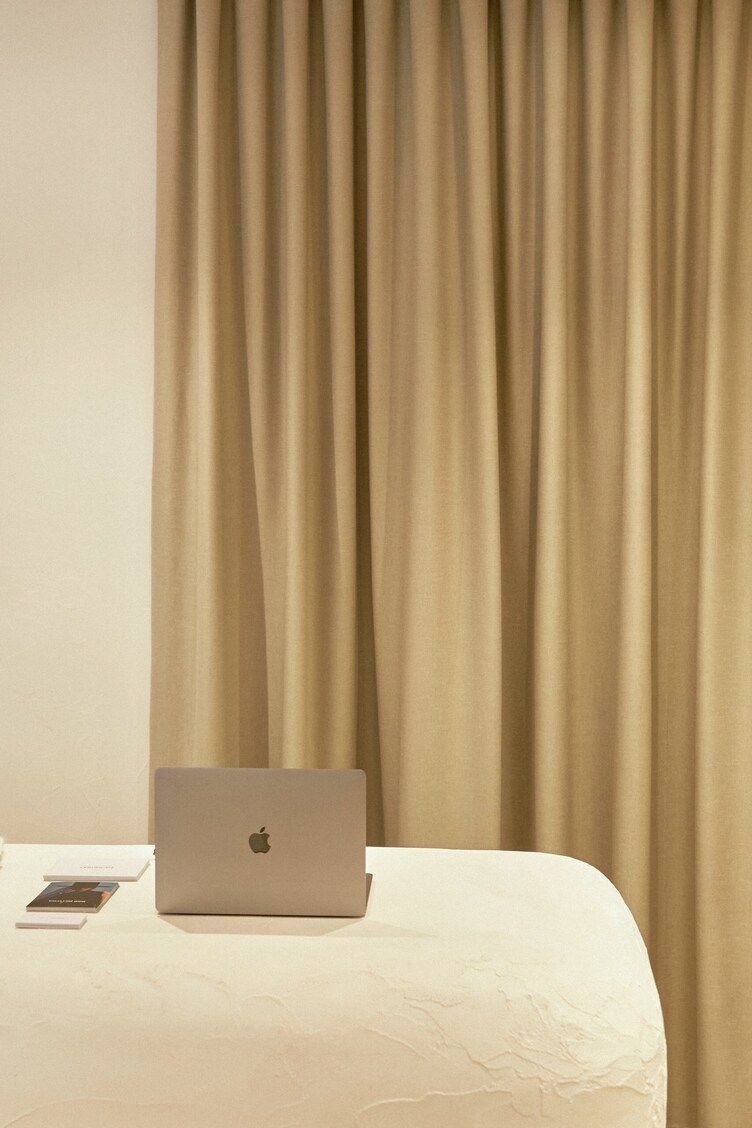 Белокаменные стены, дубовые ниши и тренд на русскость: каким получился первый флагман Cocoshnick Headdress в Москве (фото 5)