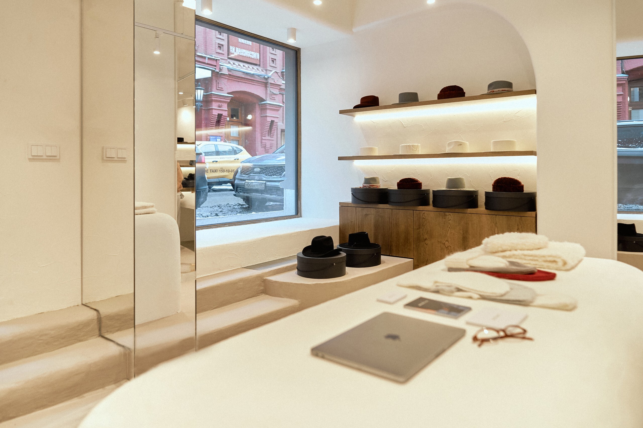 Белокаменные стены, дубовые ниши и тренд на русскость: каким получился первый флагман Cocoshnick Headdress в Москве (фото 1)