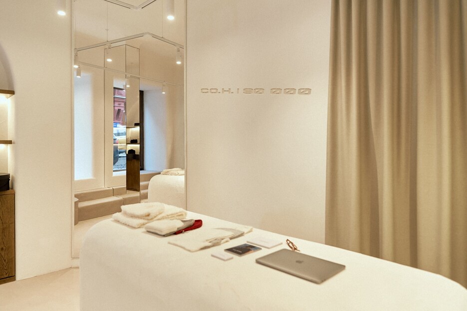 Белокаменные стены, дубовые ниши и тренд на русскость: каким получился первый флагман Cocoshnick Headdress в Москве (фото 4)