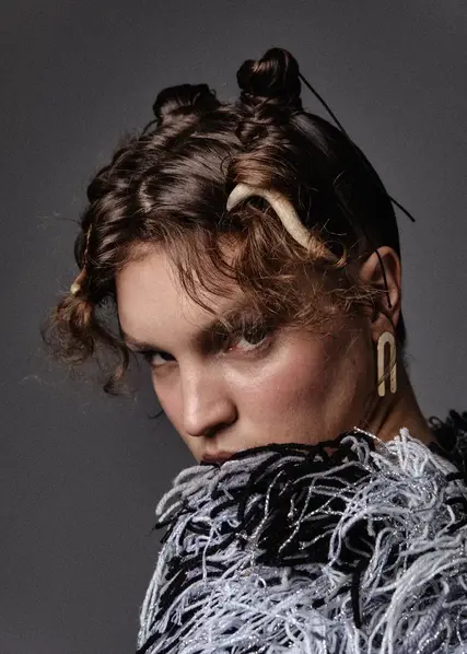 Игривые прически с отсылками к лесным животным: как повторить бьюти-образы из новой съемки Vereja (фото 43)