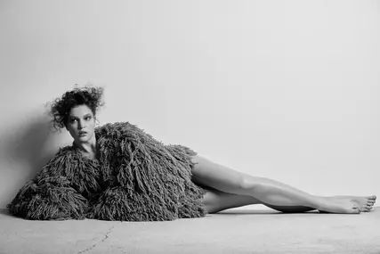 Игривые прически с отсылками к лесным животным: как повторить бьюти-образы из новой съемки Vereja (фото 47)