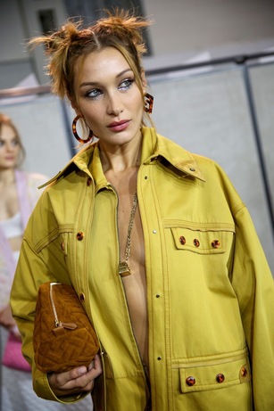 Игривые прически с отсылками к лесным животным: как повторить бьюти-образы из новой съемки Vereja (фото 39)