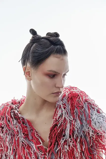 Игривые прически с отсылками к лесным животным: как повторить бьюти-образы из новой съемки Vereja (фото 51)