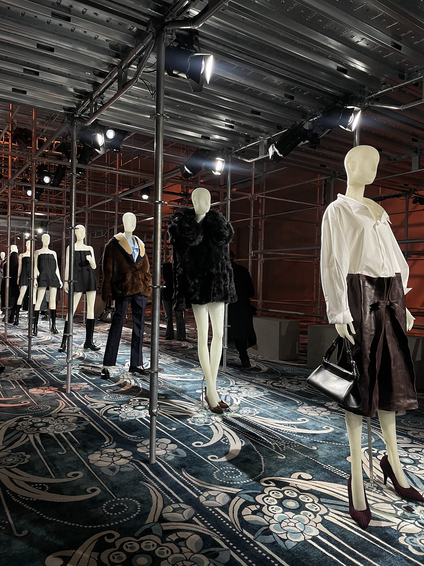 Вулканы Roberto Cavalli и первобытные инстинкты Prada: Неделя моды в Милане осень-зима 2025 глазами шеф-редактора BURO. (фото 33)