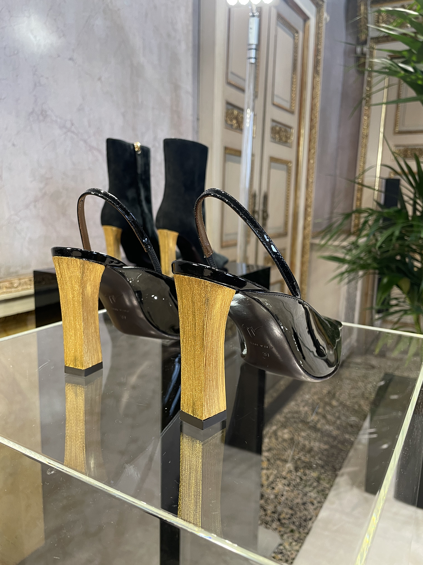 Вулканы Roberto Cavalli и первобытные инстинкты Prada: Неделя моды в Милане осень-зима 2025 глазами шеф-редактора BURO. (фото 39)