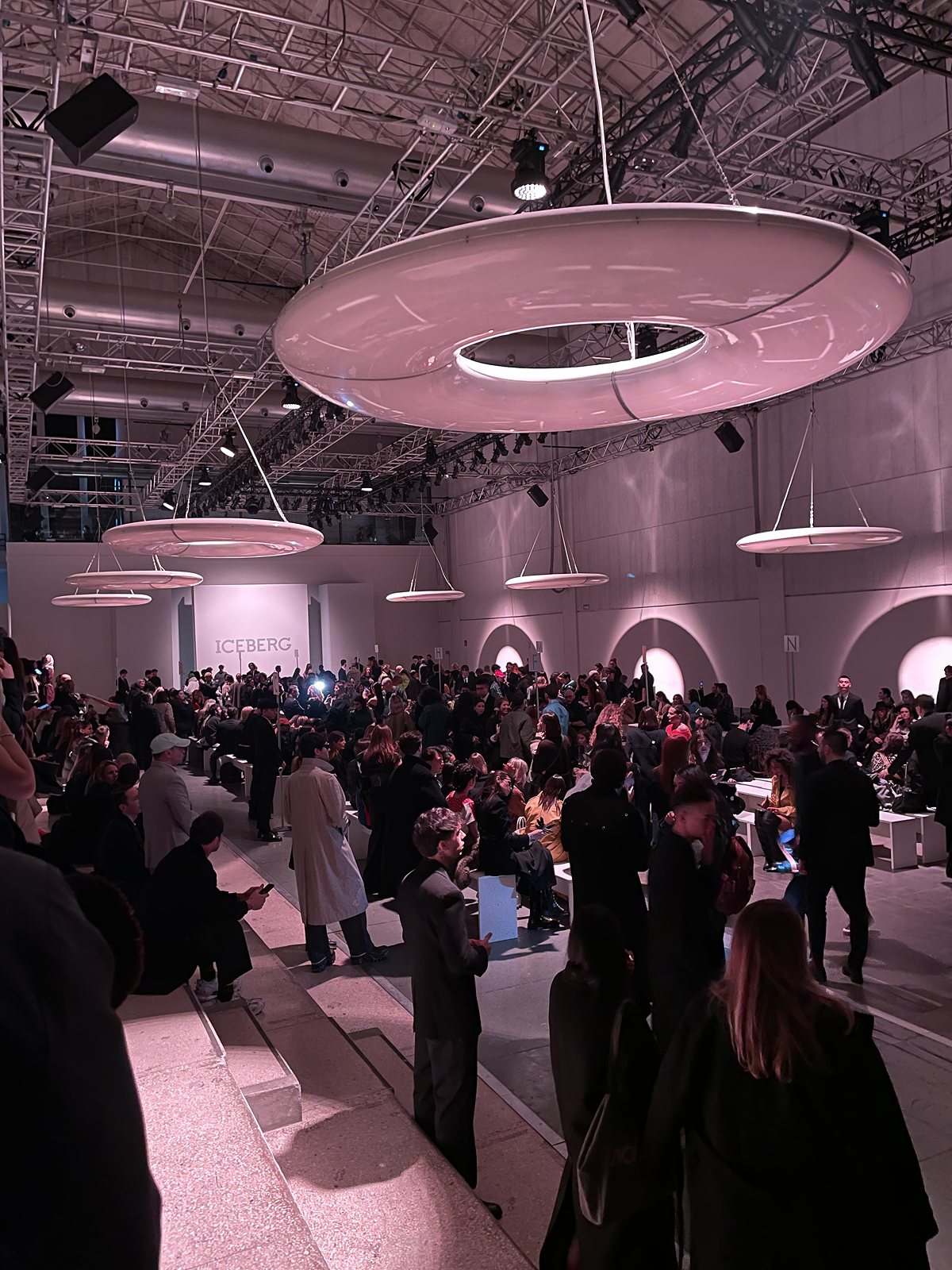 Вулканы Roberto Cavalli и первобытные инстинкты Prada: Неделя моды в Милане осень-зима 2025 глазами шеф-редактора BURO. (фото 7)