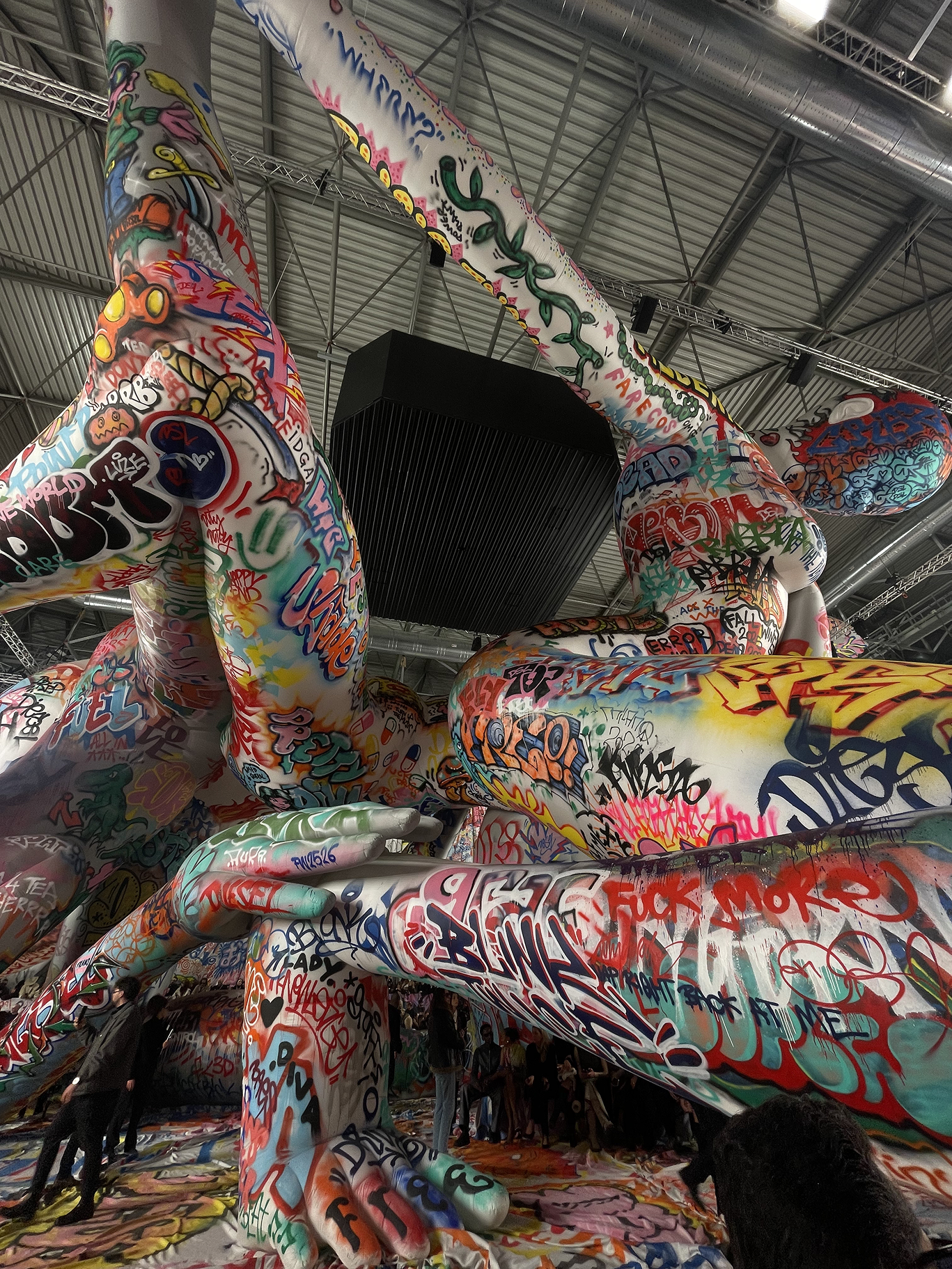 Вулканы Roberto Cavalli и первобытные инстинкты Prada: Неделя моды в Милане осень-зима 2025 глазами шеф-редактора BURO. (фото 19)